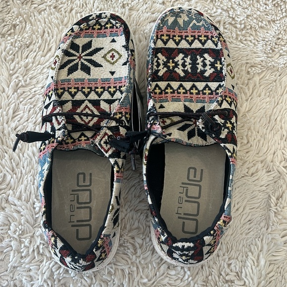 Hey dude women’s Wendy Aztec print shoes size 10 NWT - Picture 2 of 4